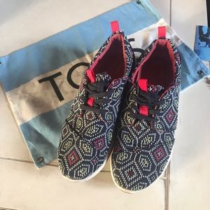 TOMS 🖤lace up sneakers with drawstring bag